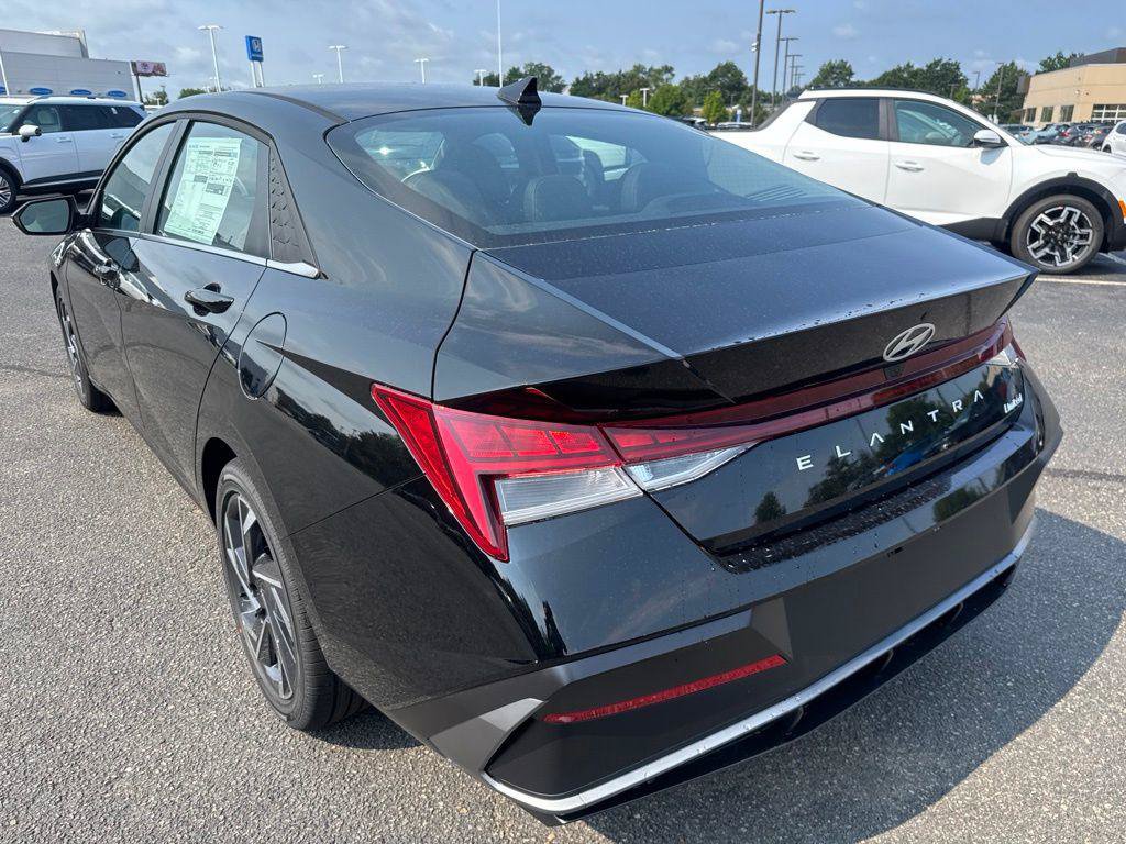 New 2026 Hyundai Elantra Limited FWD image 4