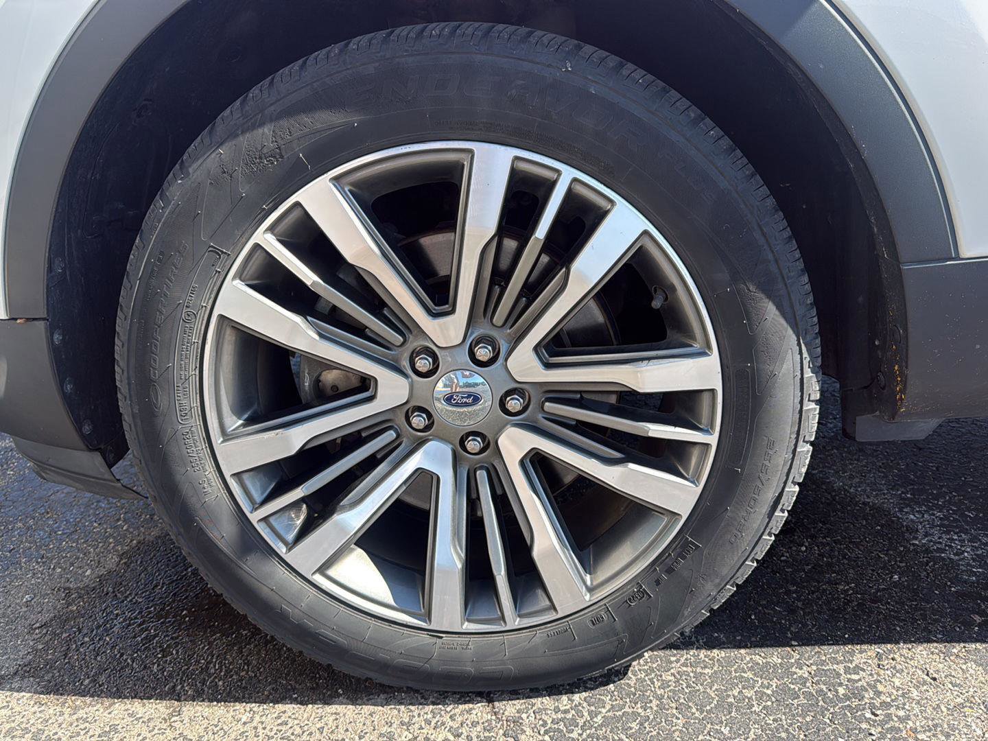 Used 2019 Ford Explorer Platinum AWD/4WD image 2