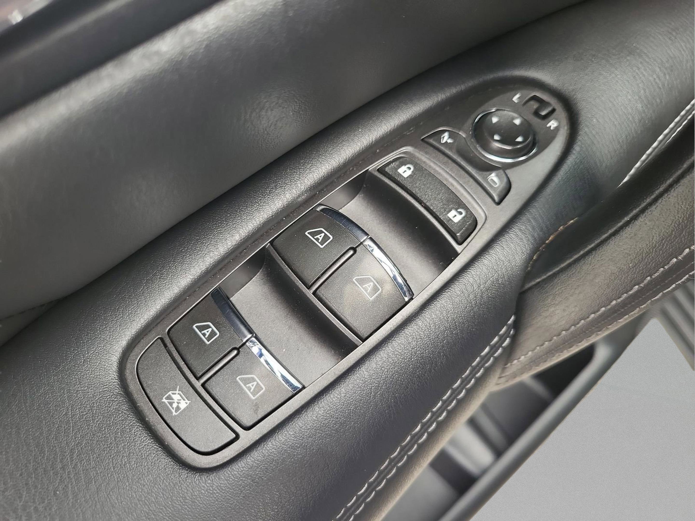 Used 2015 INFINITI QX80 4WD w/ Deluxe Technology Package image 16