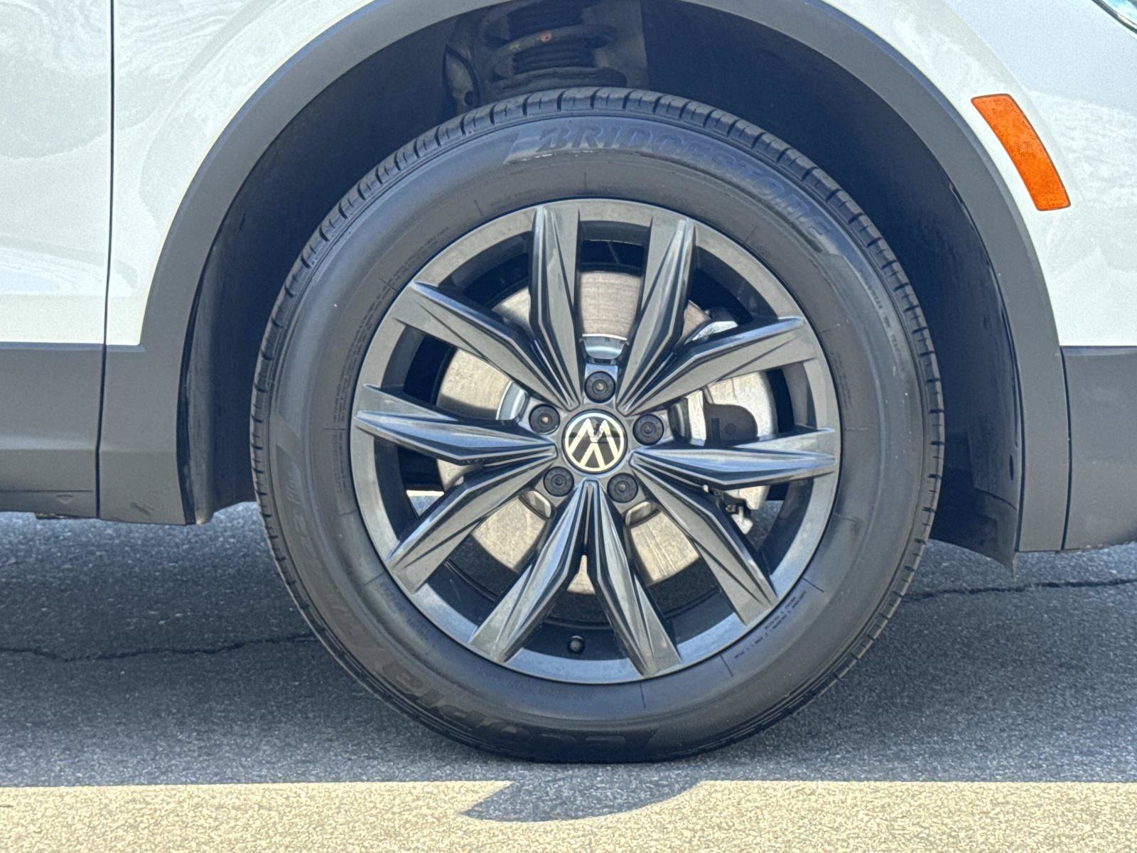 Certified 2024 Volkswagen Tiguan SE FWD image 35