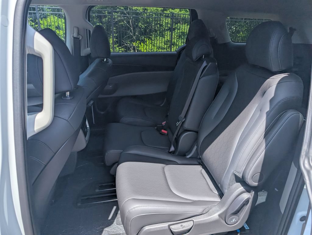 New 2026 Kia Carnival FWD image 9