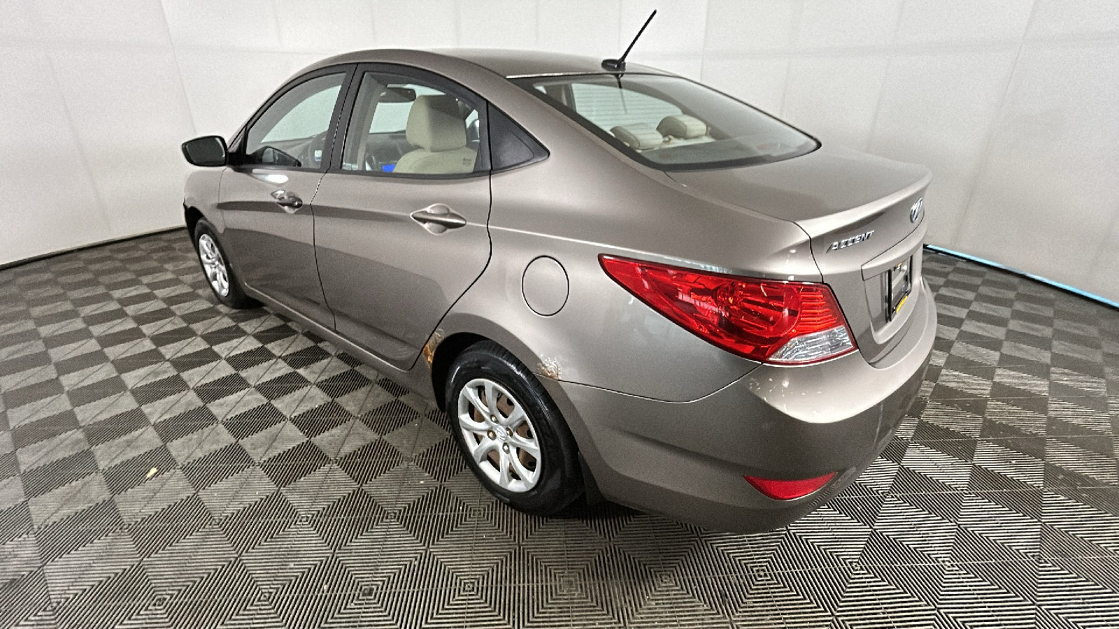 Used 2013 Hyundai Accent GLS FWD image 5