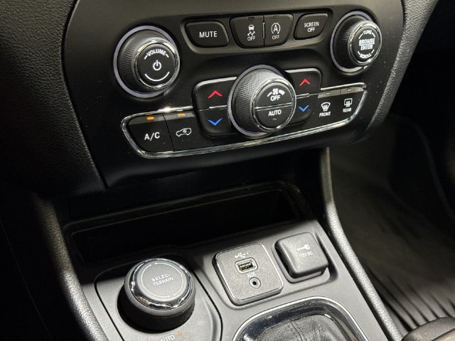 Used 2022 Jeep Cherokee Limited w/ Mopar Interior Package AWD/4WD image 20