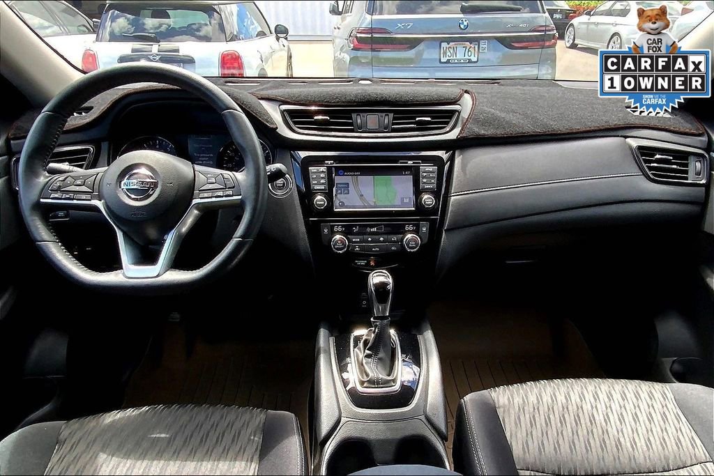 Used 2017 Nissan Rogue SV w/ SV Premium Package image 15