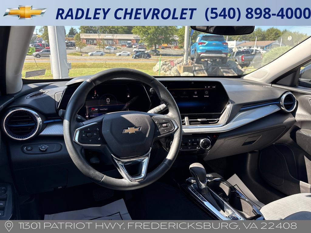 Used 2025 Chevrolet Trax LT w/ LT Convenience Package FWD image 13