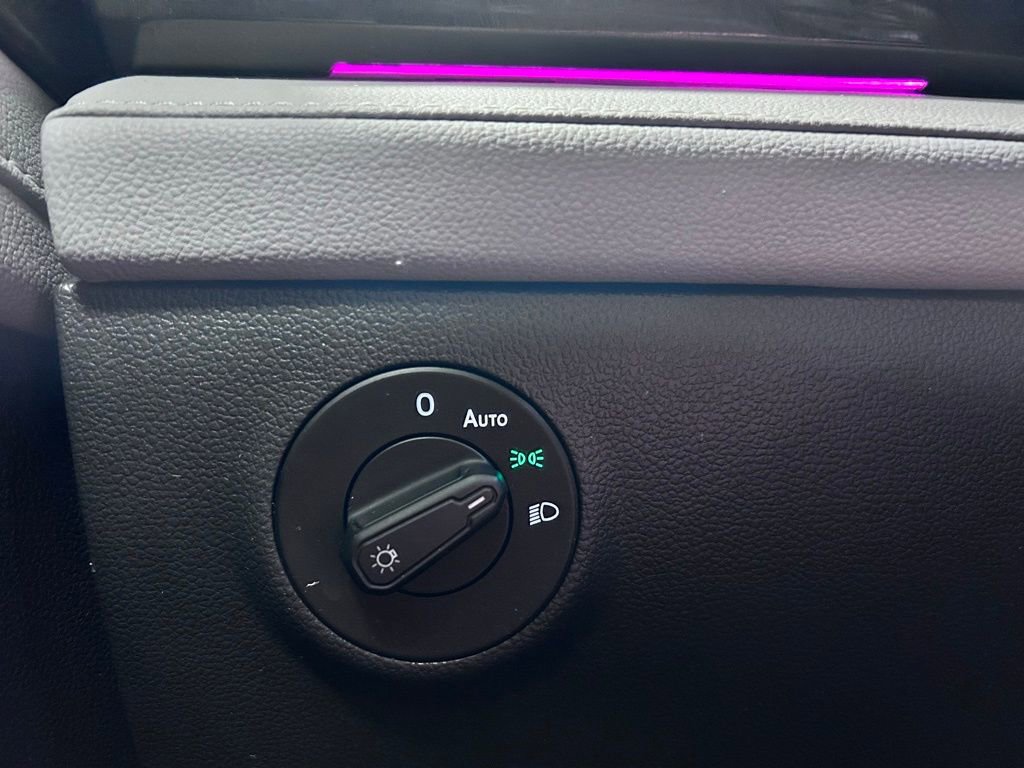 Used 2022 Volkswagen Taos SEL image 7