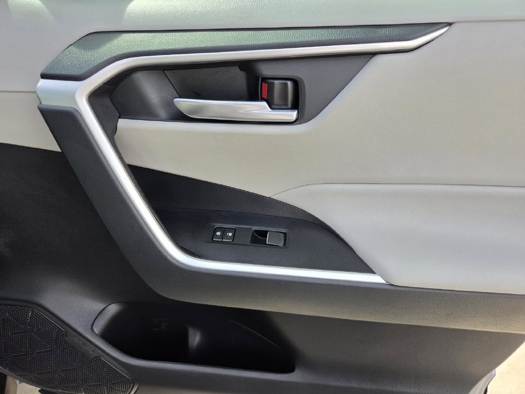 Used 2021 Toyota RAV4 XLE Premium FWD image 7