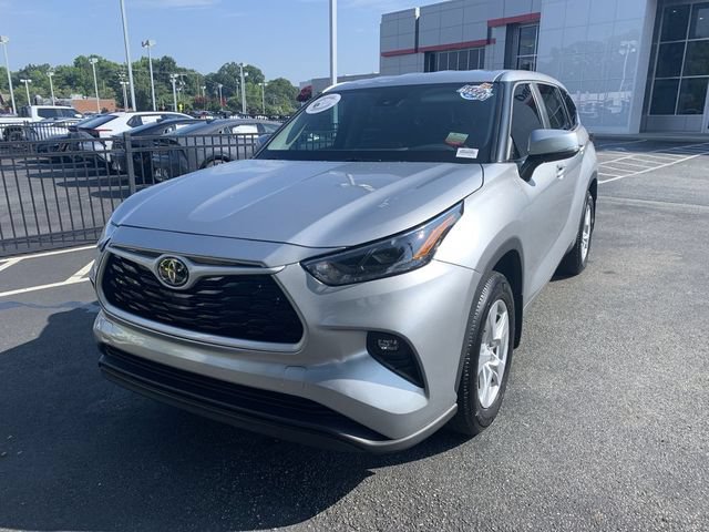Used 2025 Toyota Highlander LE FWD image 4