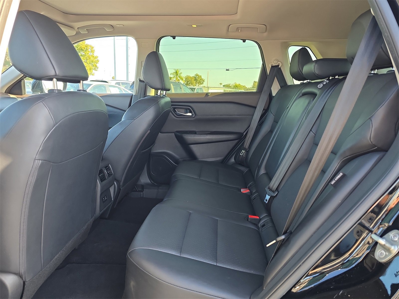 Used 2023 Nissan Rogue SV w/ SV Premium B Package image 13