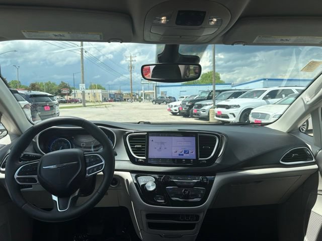 Used 2024 Chrysler Pacifica Touring-L FWD image 23