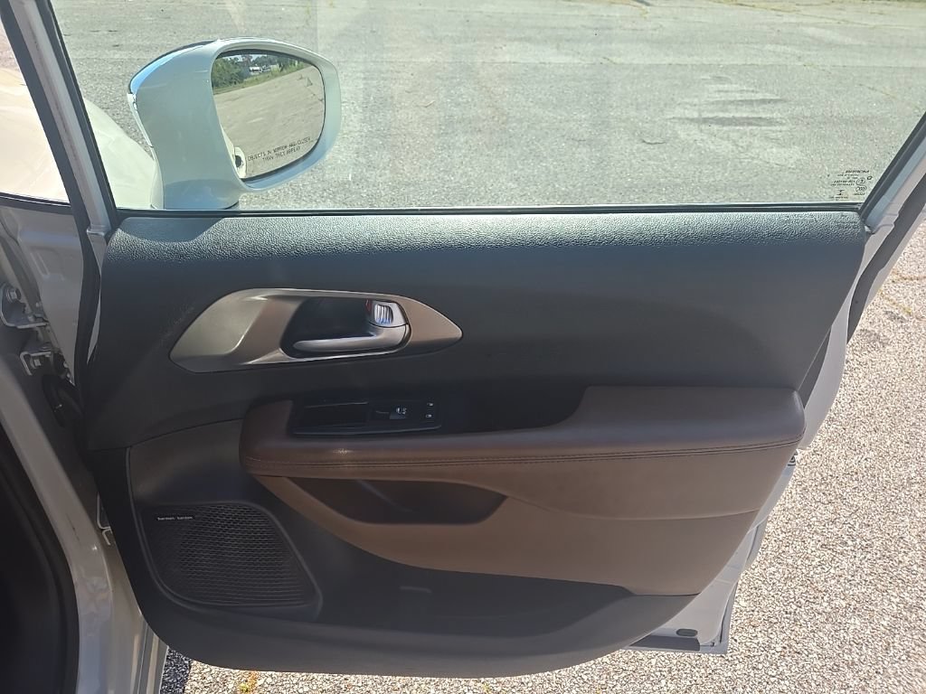 Used 2017 Chrysler Pacifica Limited FWD image 21