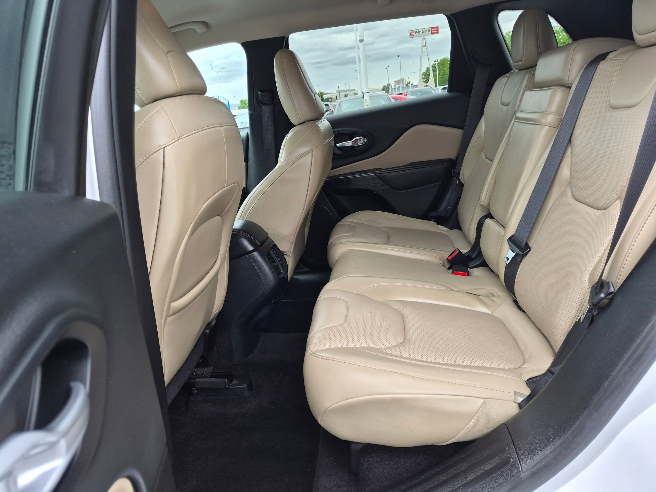 Used 2015 Jeep Cherokee Limited w/ Luxury Group AWD/4WD image 29
