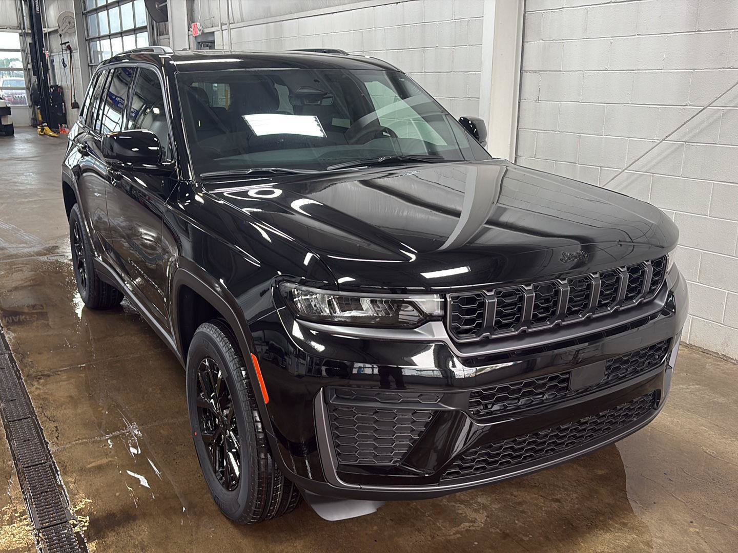 New 2026 Jeep Grand Cherokee Altitude AWD/4WD image 2