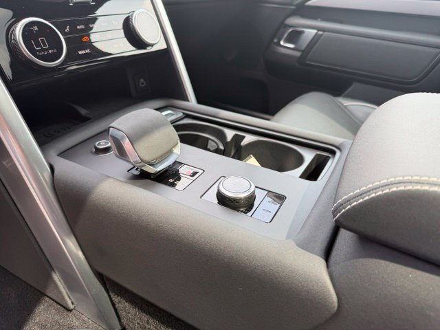 Used 2024 Land Rover Discovery Dynamic SE AWD/4WD image 18