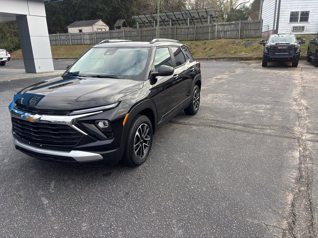Used 2024 Chevrolet TrailBlazer LT image 2