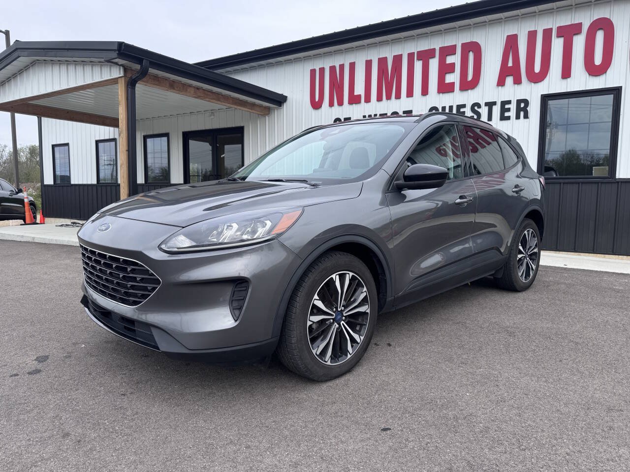 Used 2022 Ford Escape SE w/ SE Sport Appearance Package AWD/4WD image 3