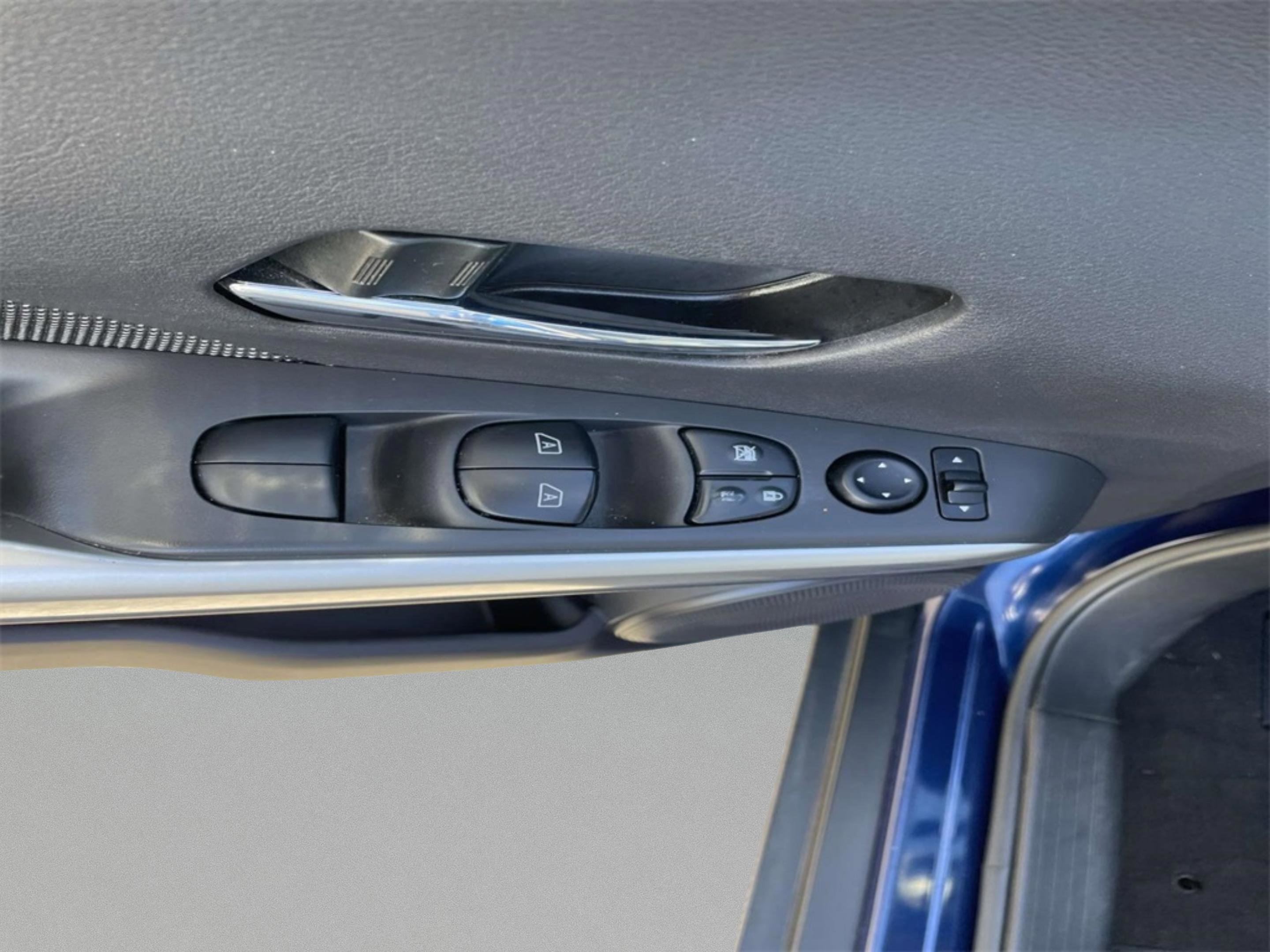 Used 2020 Nissan Kicks SV image 15