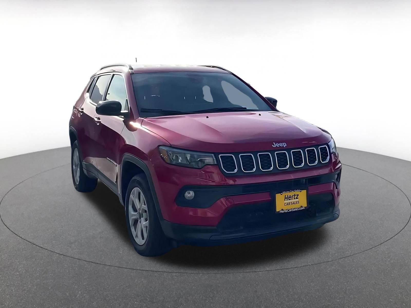 Used 2025 Jeep Compass Latitude image 3