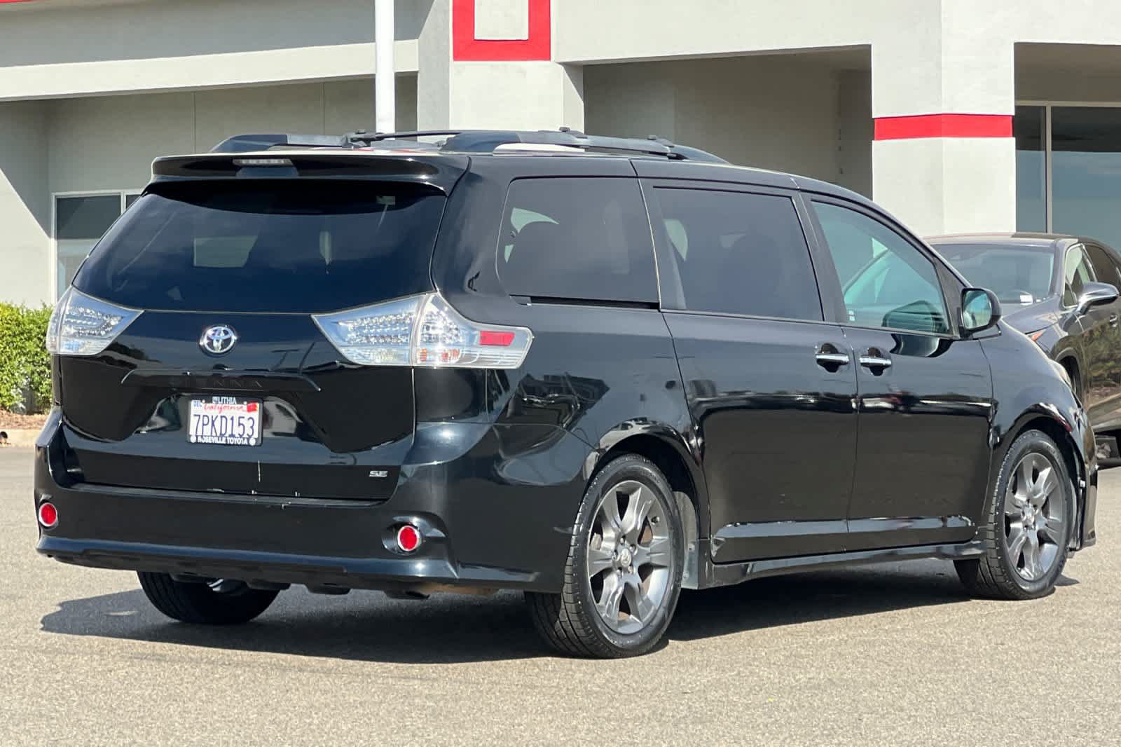 Used 2015 Toyota Sienna SE w/ SE Preferred Package FWD image 2