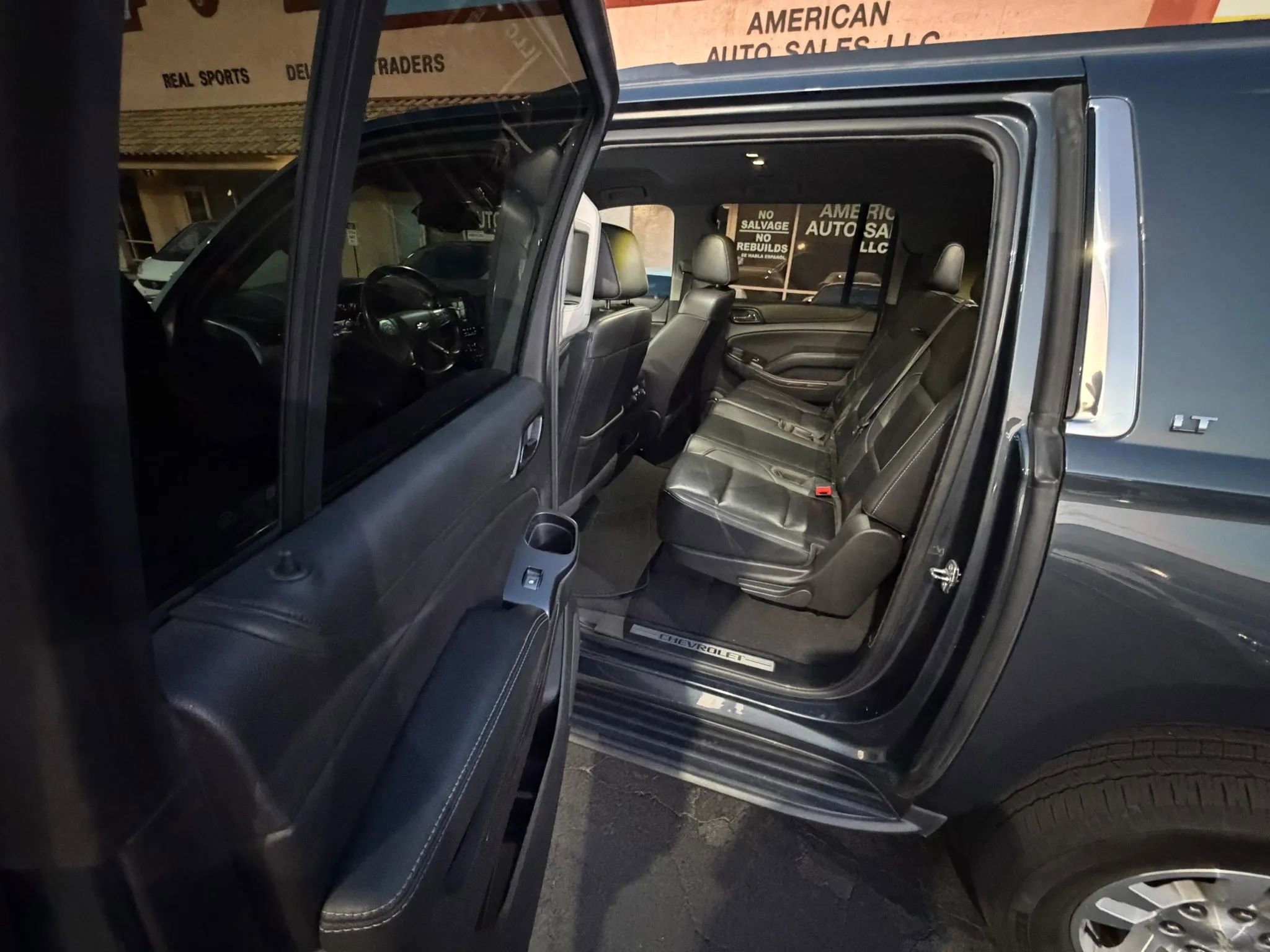 Used 2020 Chevrolet Suburban LT RWD image 11