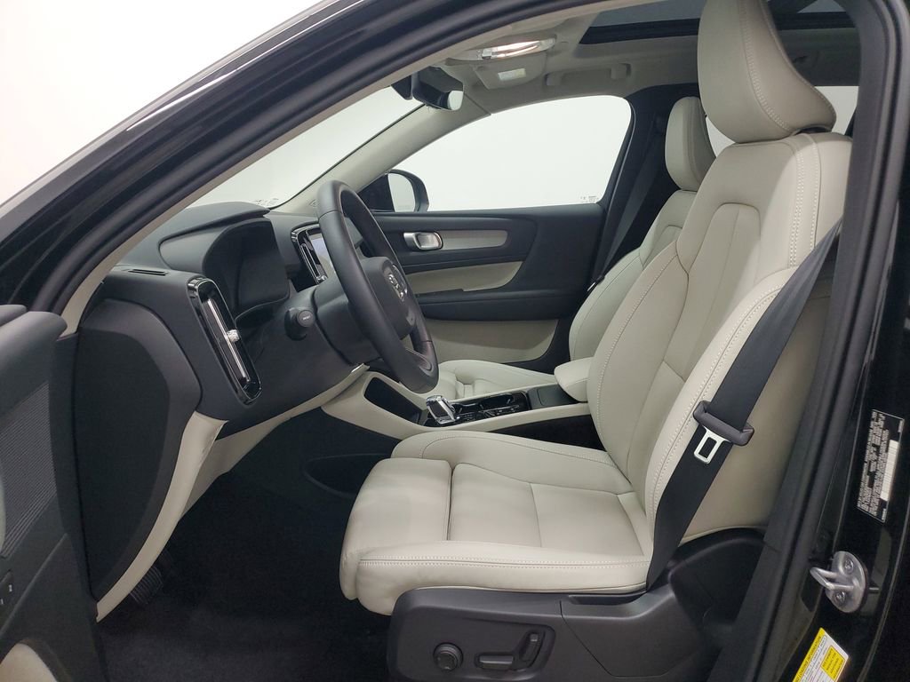 New 2025 Volvo XC40 B5 Plus AWD/4WD image 18