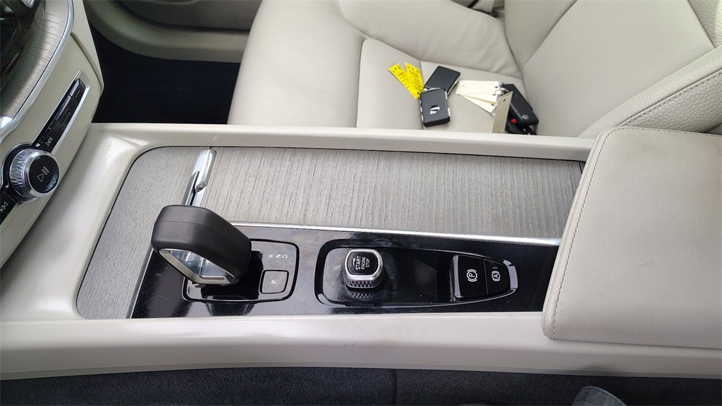 Certified 2023 Volvo XC60 B5 Plus w/ Climate Package image 21