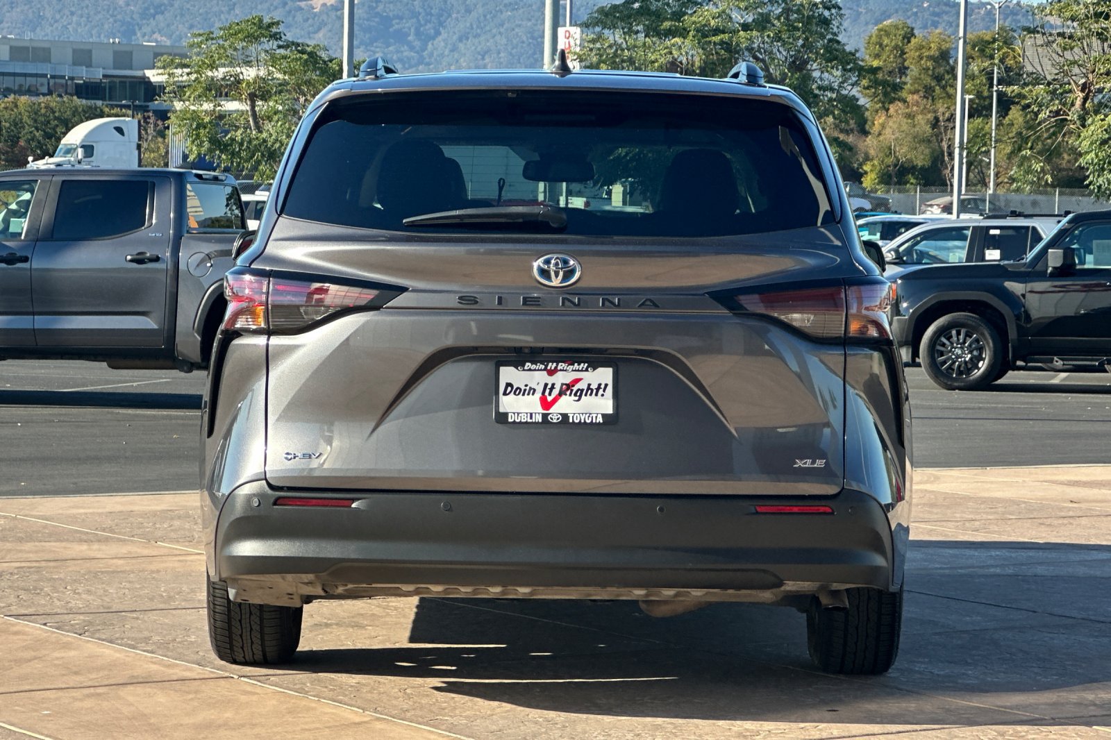 Certified 2025 Toyota Sienna XLE FWD image 5