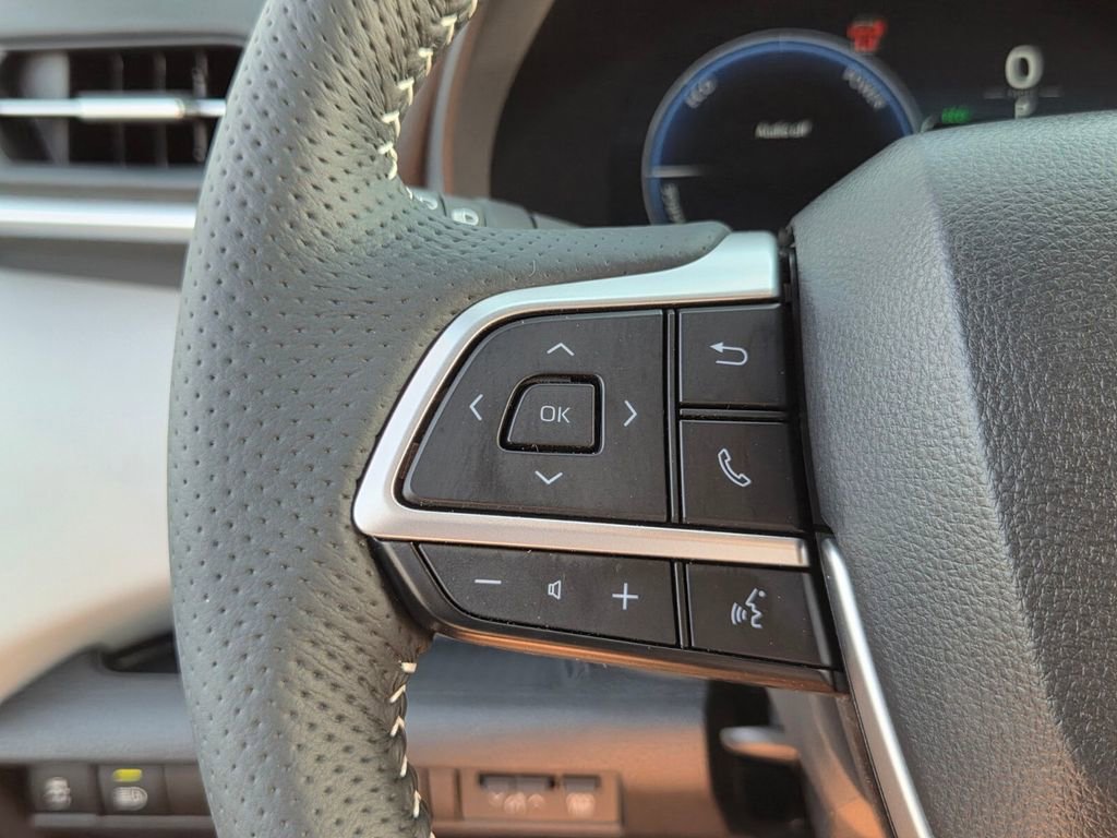 Used 2025 Toyota Sienna XSE image 27