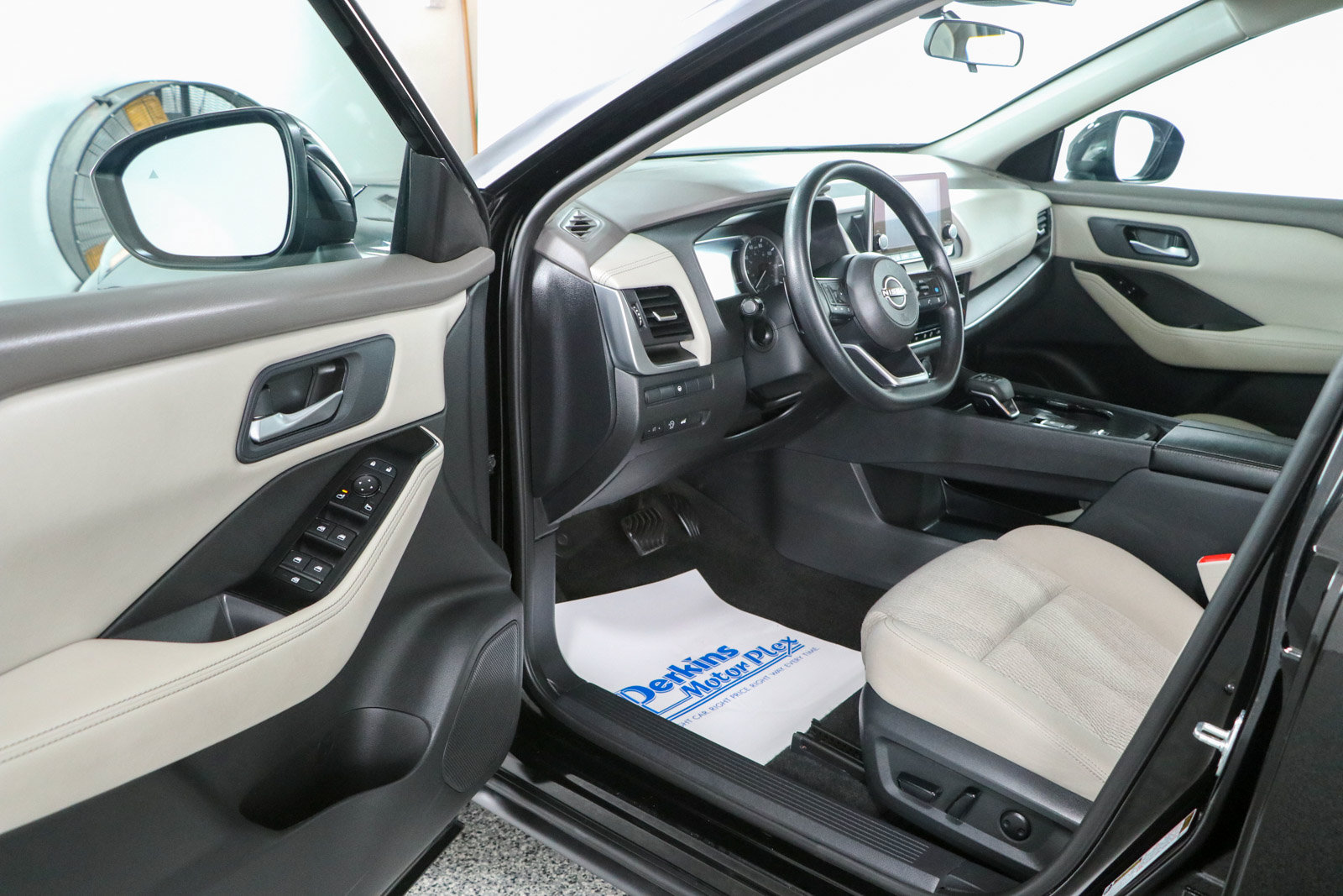 Used 2024 Nissan Rogue SV FWD image 3