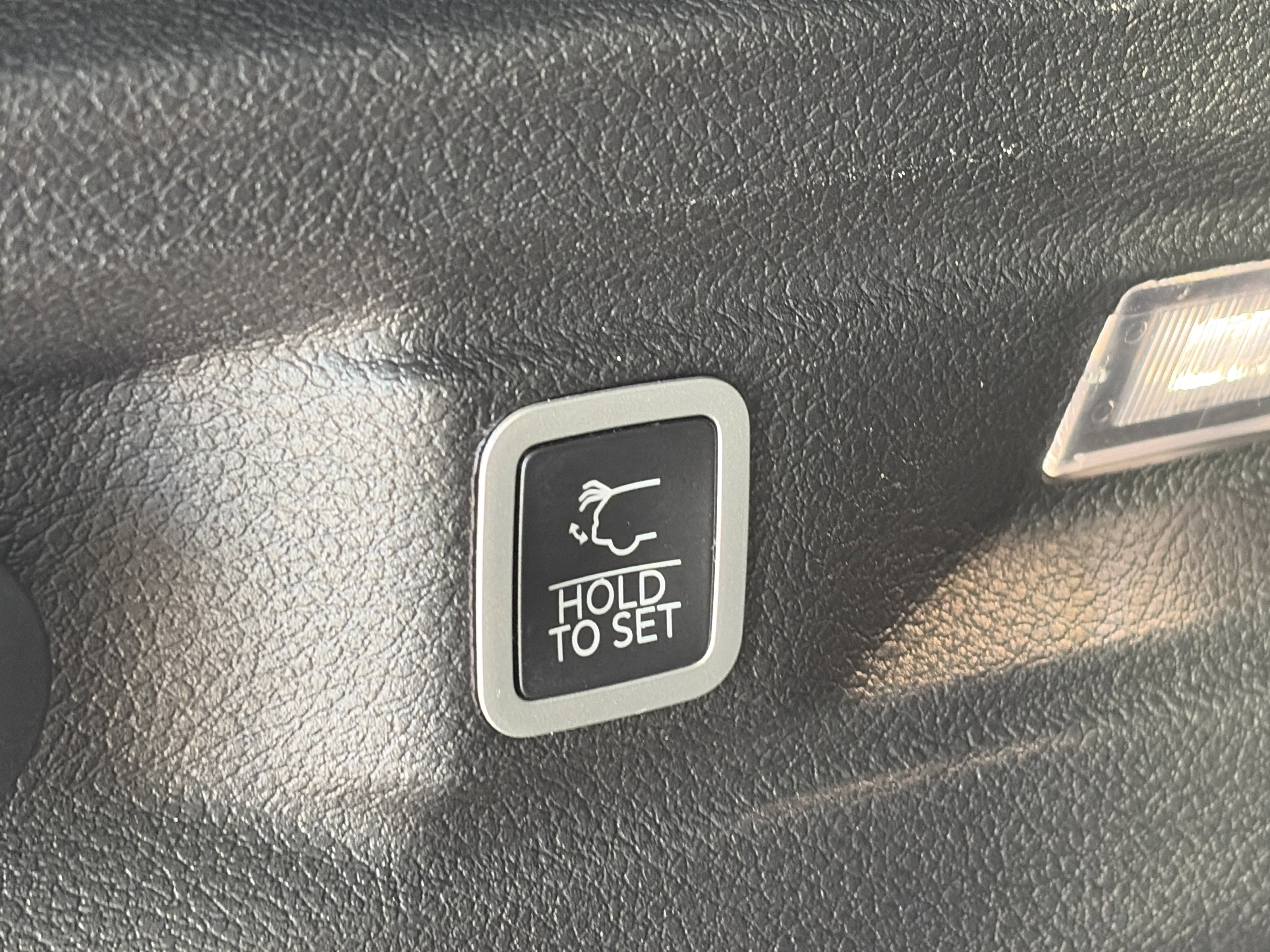 Used 2023 Jeep Grand Cherokee L Laredo image 16