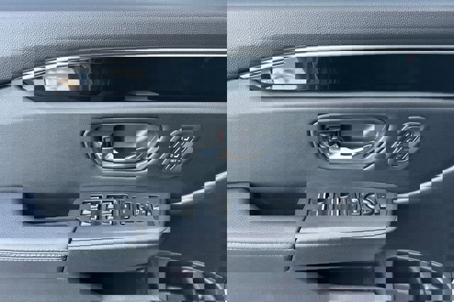 Used 2025 Honda Pilot Touring image 13