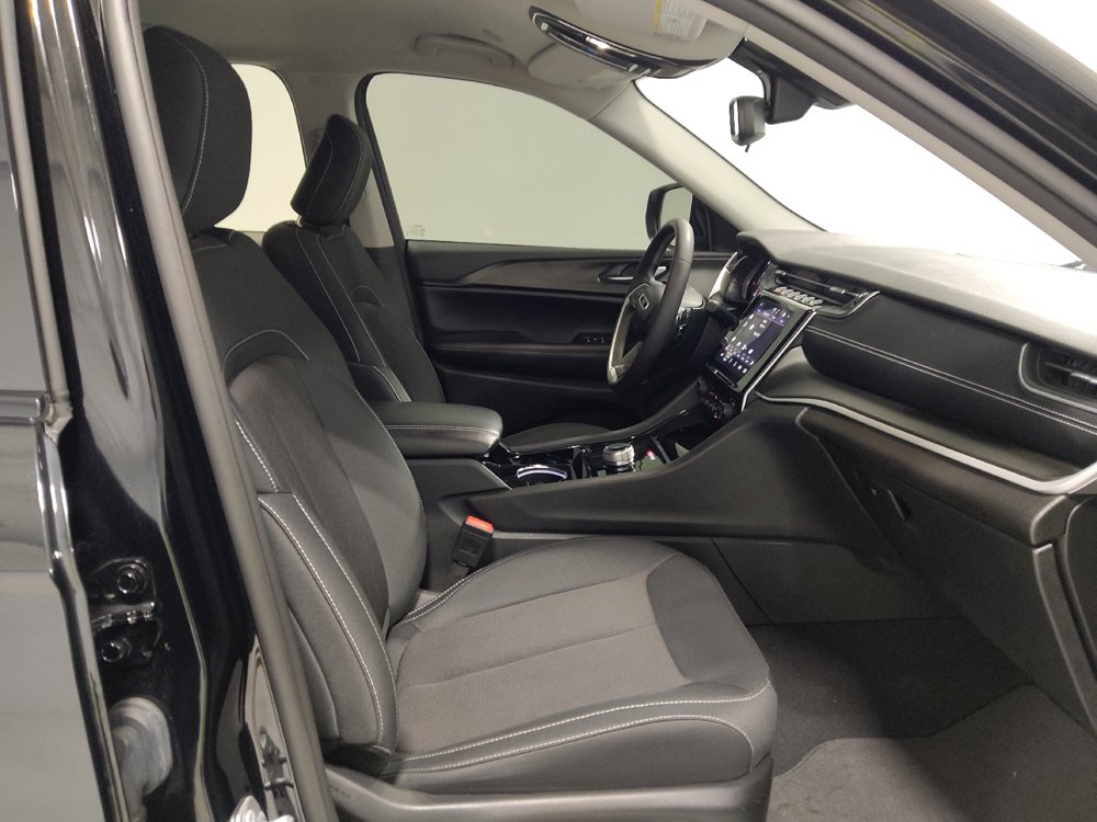 Used 2023 Jeep Grand Cherokee Laredo AWD/4WD image 21
