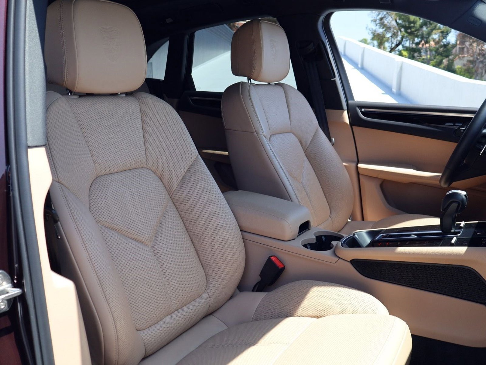 Certified 2025 Porsche Macan AWD/4WD image 24