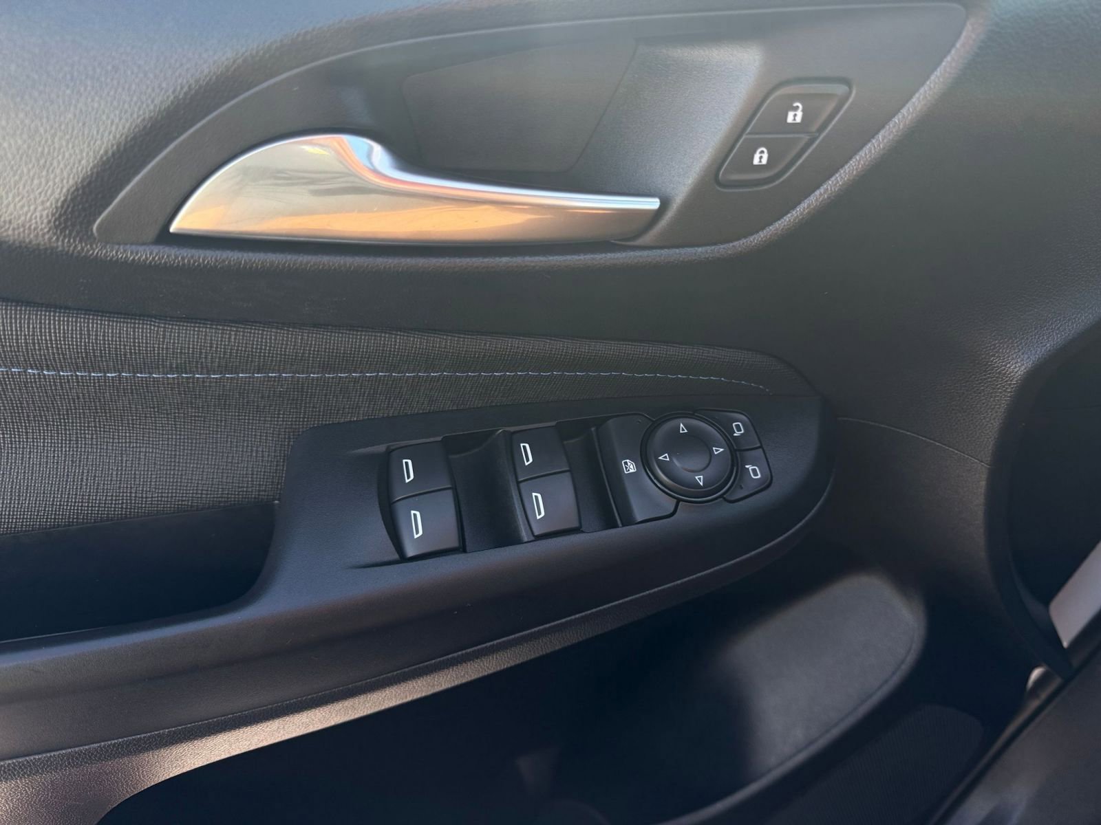 Used 2025 Buick Envista Sport Touring image 18