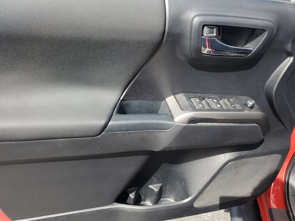 Used 2018 Toyota Tacoma TRD Sport AWD/4WD image 19