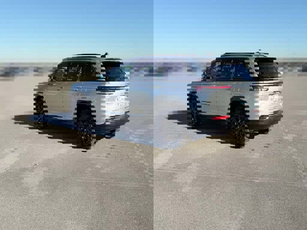 New 2026 Jeep Grand Cherokee Altitude image 8