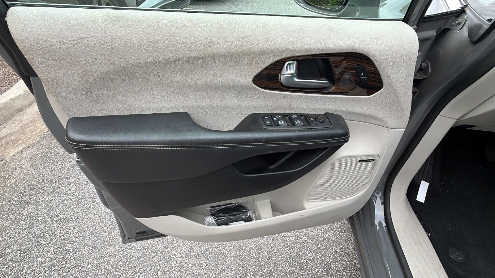 Used 2022 Chrysler Pacifica Limited FWD image 14