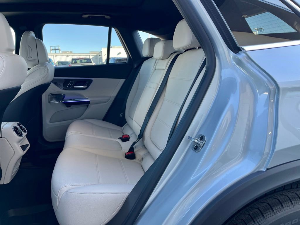Used 2025 Mercedes-Benz GLC 350e 4MATIC image 4