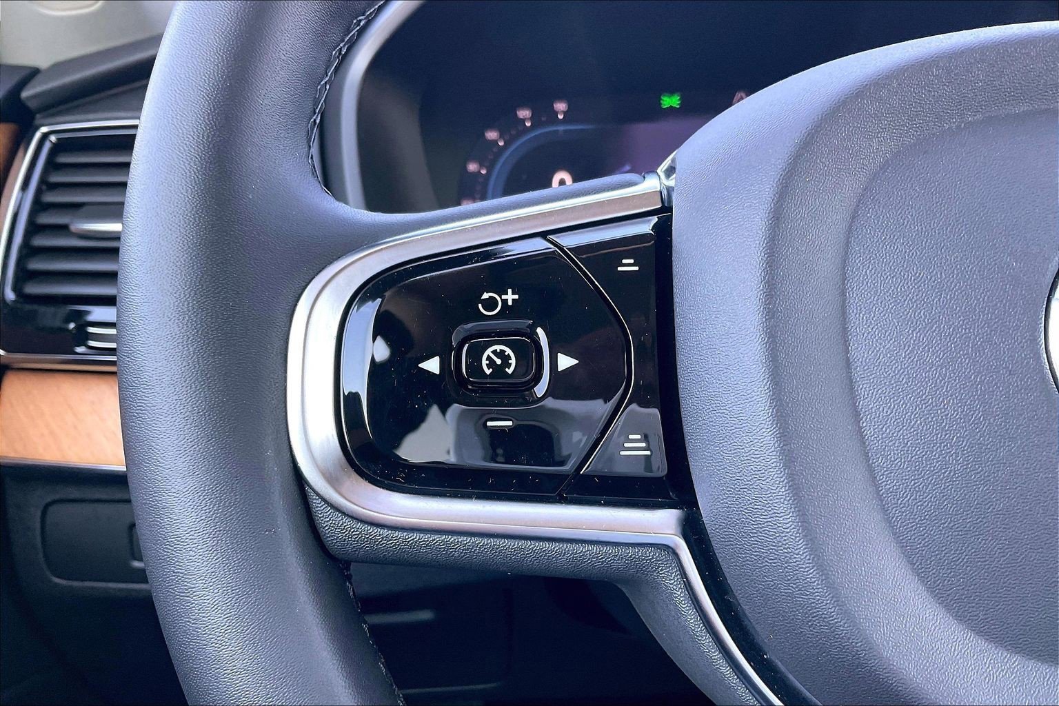 Used 2023 Volvo XC90 B6 Plus image 21