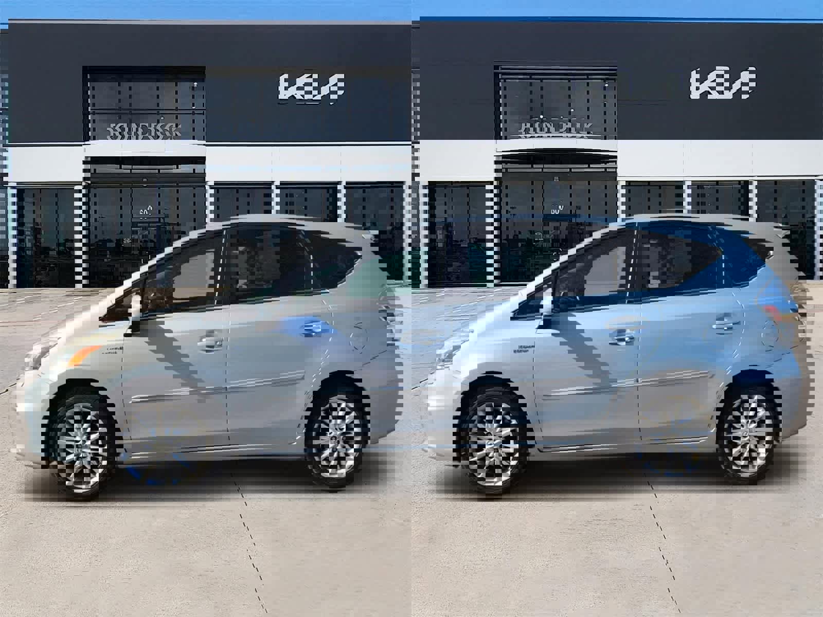 Used 2014 Toyota Prius V Five image 4