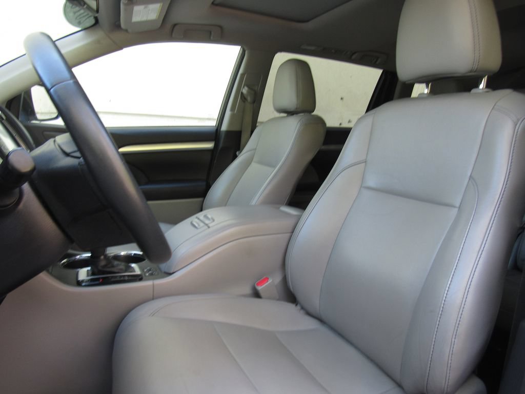 Certified 2016 Toyota Highlander XLE AWD/4WD image 11