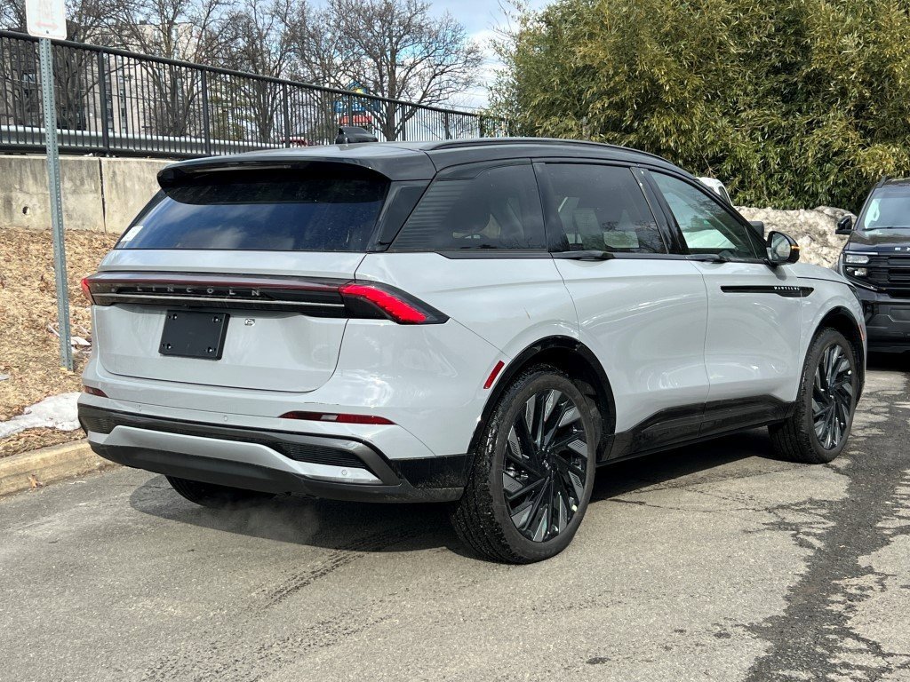 New 2026 Lincoln Nautilus Reserve w/ Jet Appearance Package AWD/4WD image 4