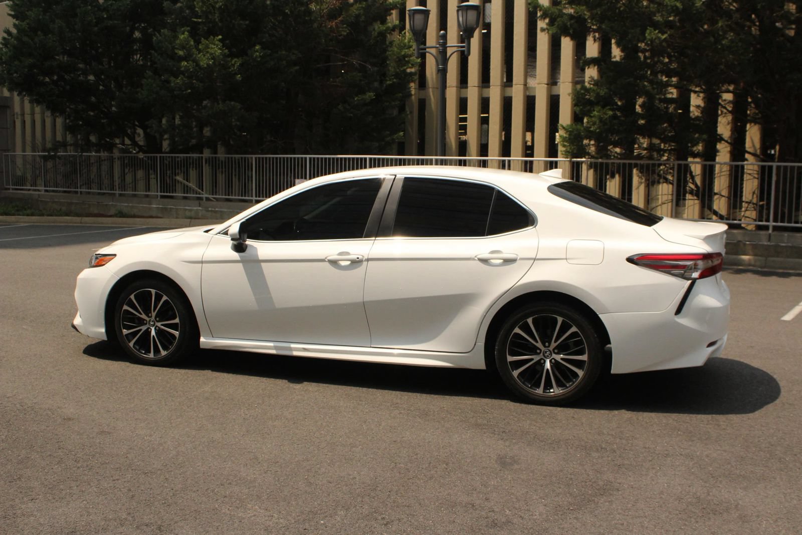 Used 2019 Toyota Camry SE FWD image 8