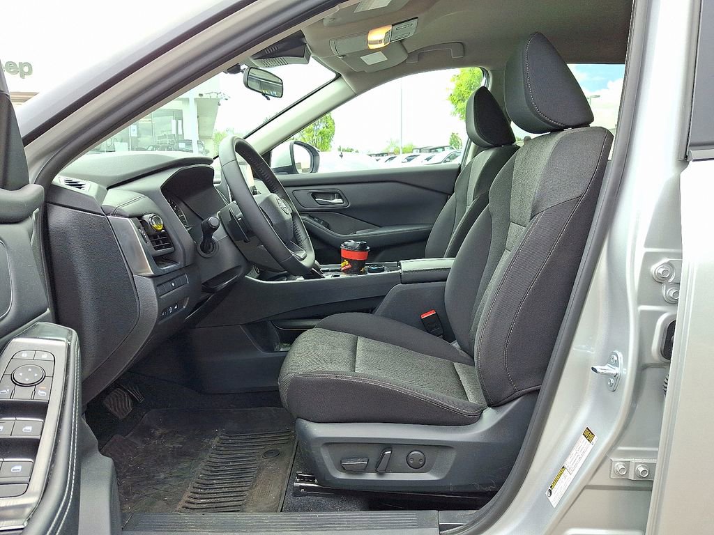 Used 2025 Nissan Rogue SV image 11