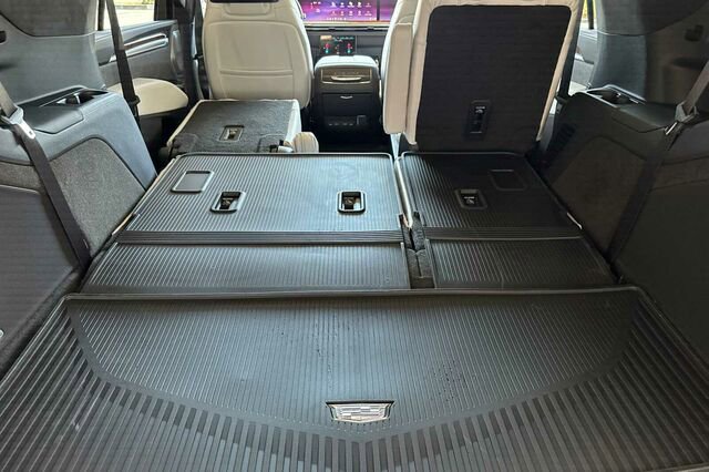 New 2026 Cadillac Escalade Platinum Luxury w/ LPO, Floor Liner Package AWD/4WD image 17