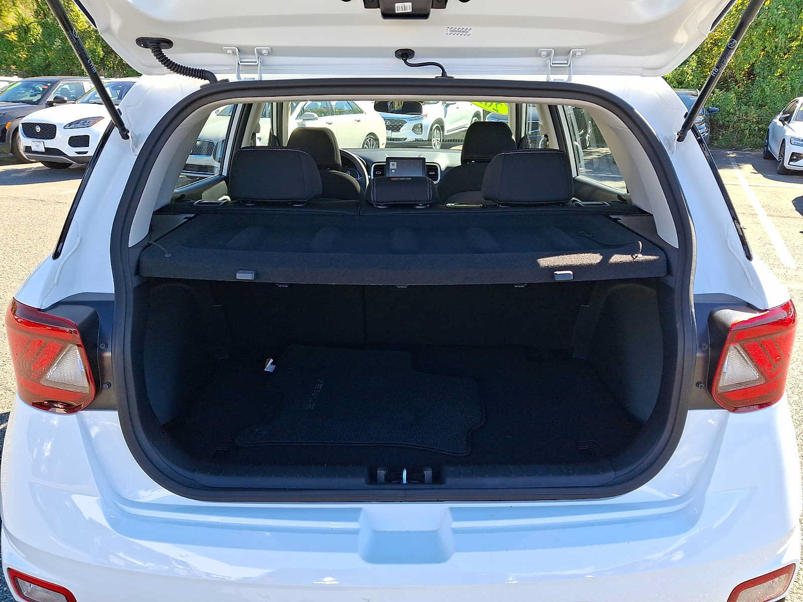 Used 2024 Hyundai Venue SEL FWD image 30