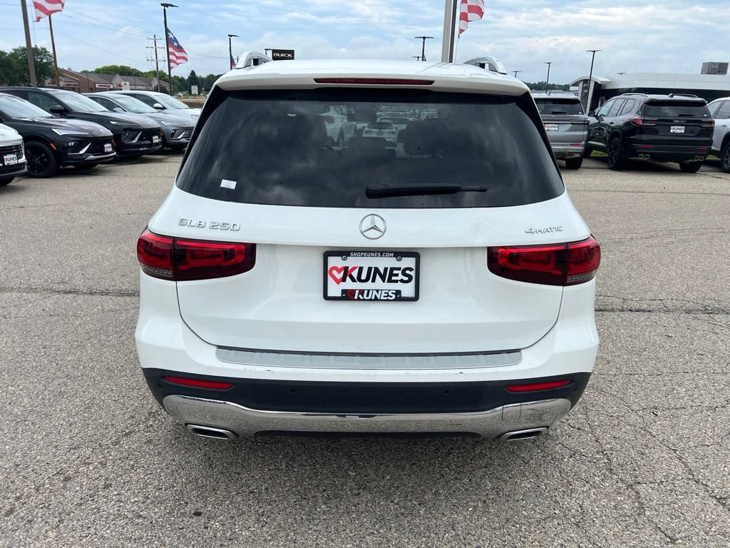 Used 2023 Mercedes-Benz GLB 250 4MATIC w/ Premium Package image 9