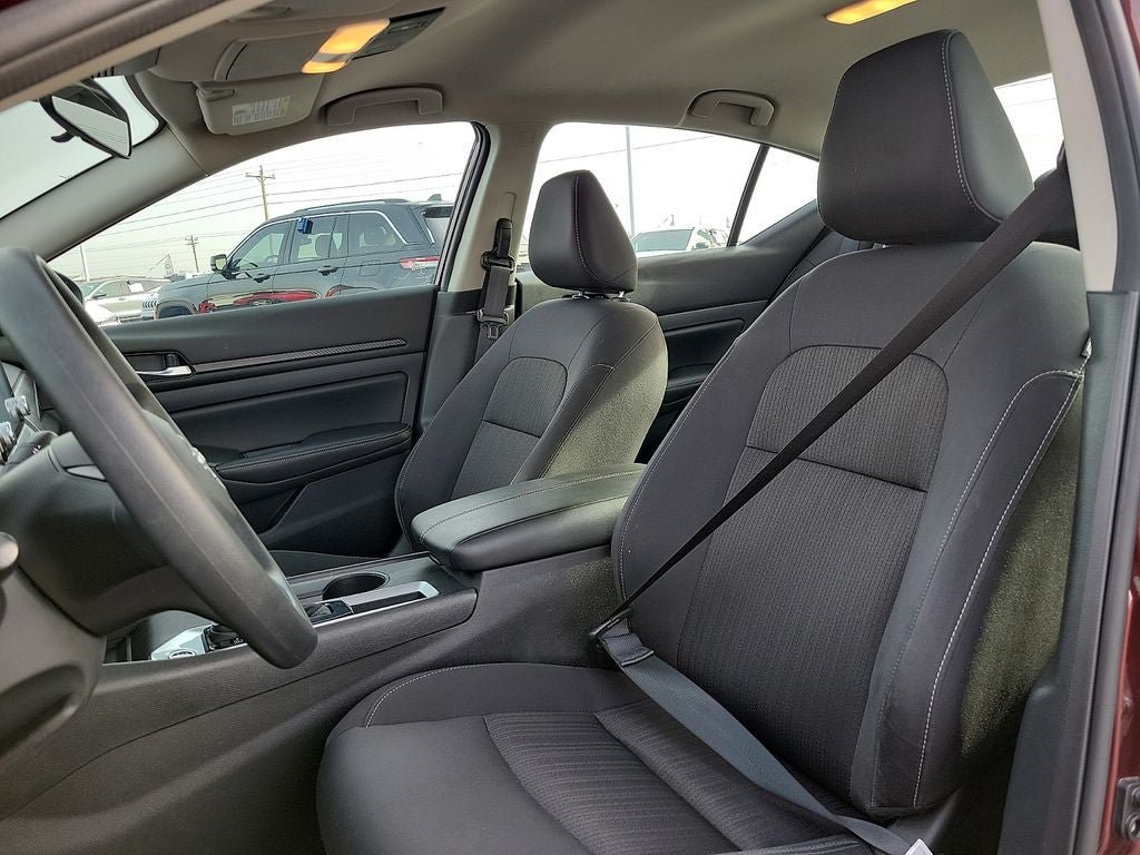 Used 2025 Nissan Altima 2.5 SV FWD image 11