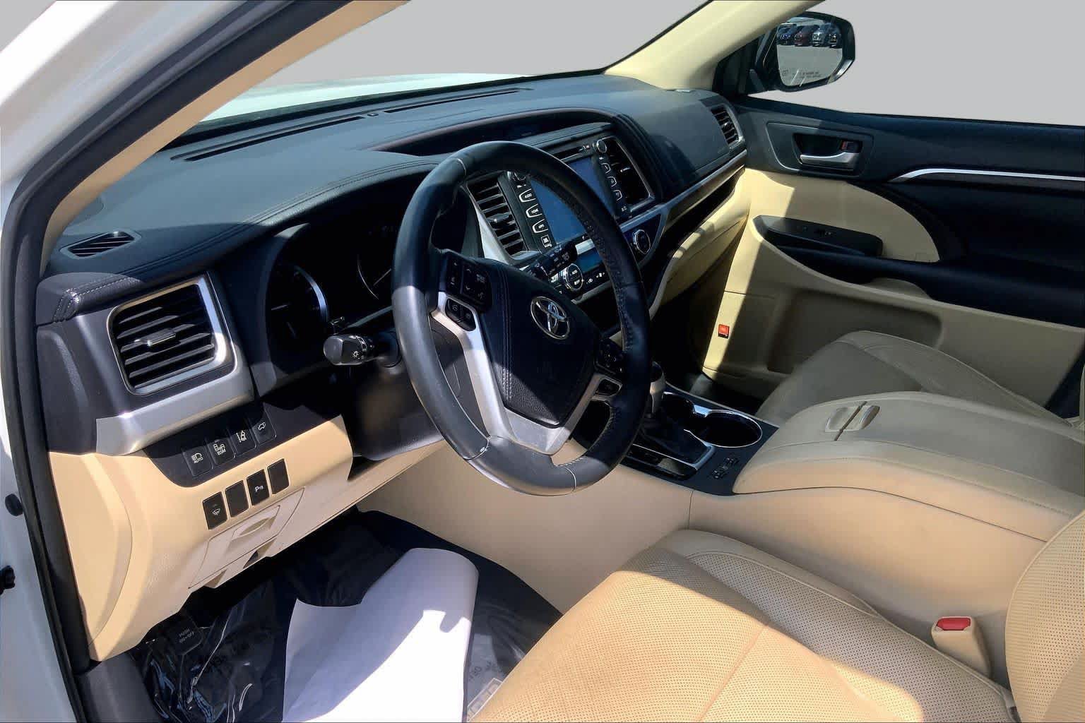 Used 2016 Toyota Highlander Limited w/ Driver Technology Package AWD/4WD image 17