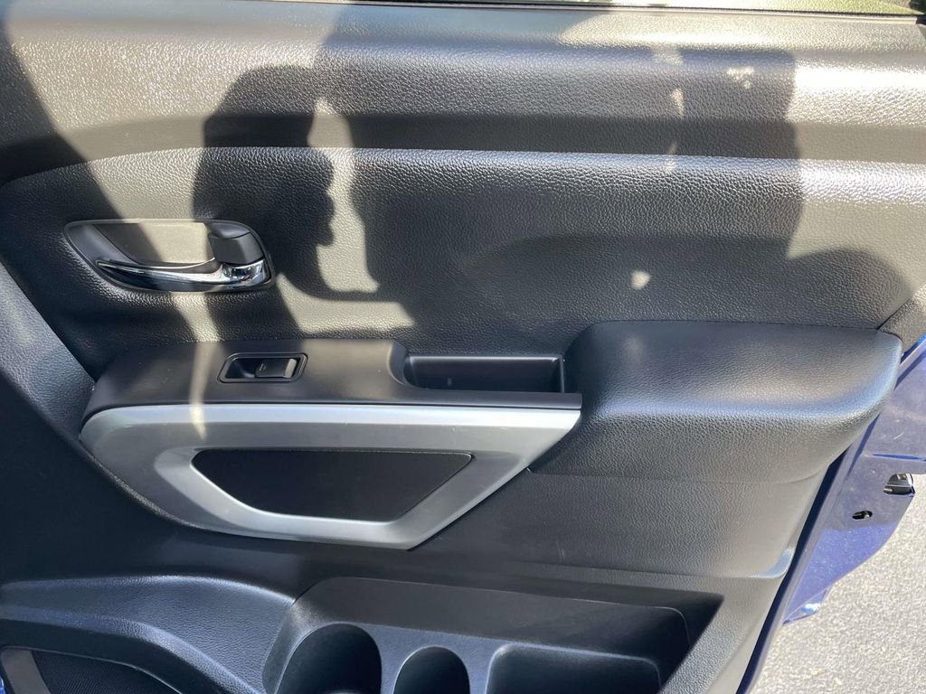 Used 2022 Nissan Titan SV image 43